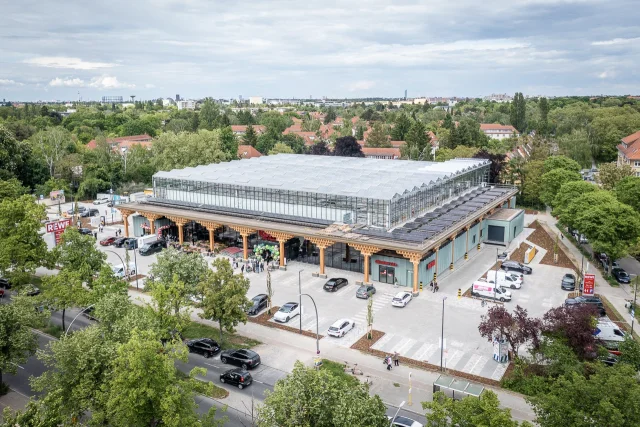 Rewe eröffnet Berlins ersten Supermarkt mit Dachfarm